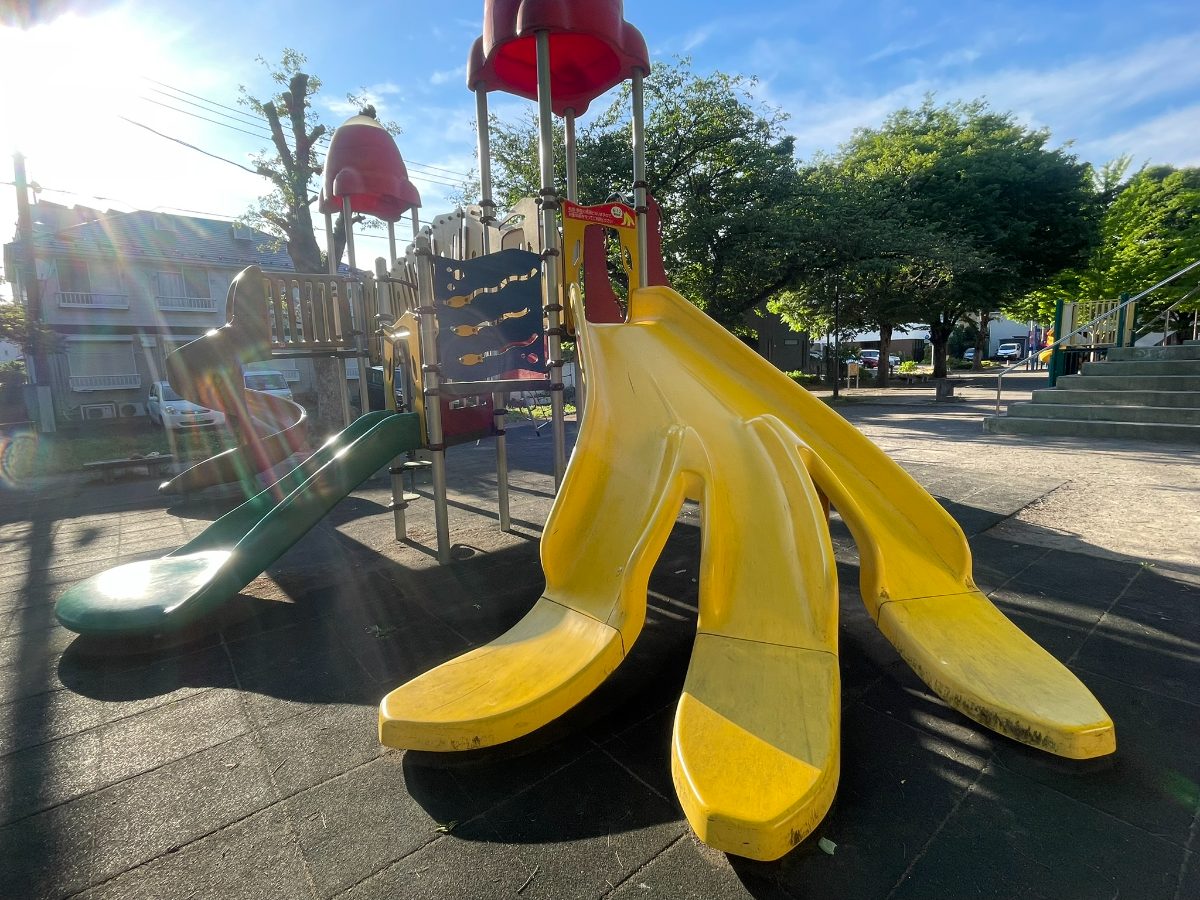 東町公園 黄色いバナナ3連すべり台の遊具