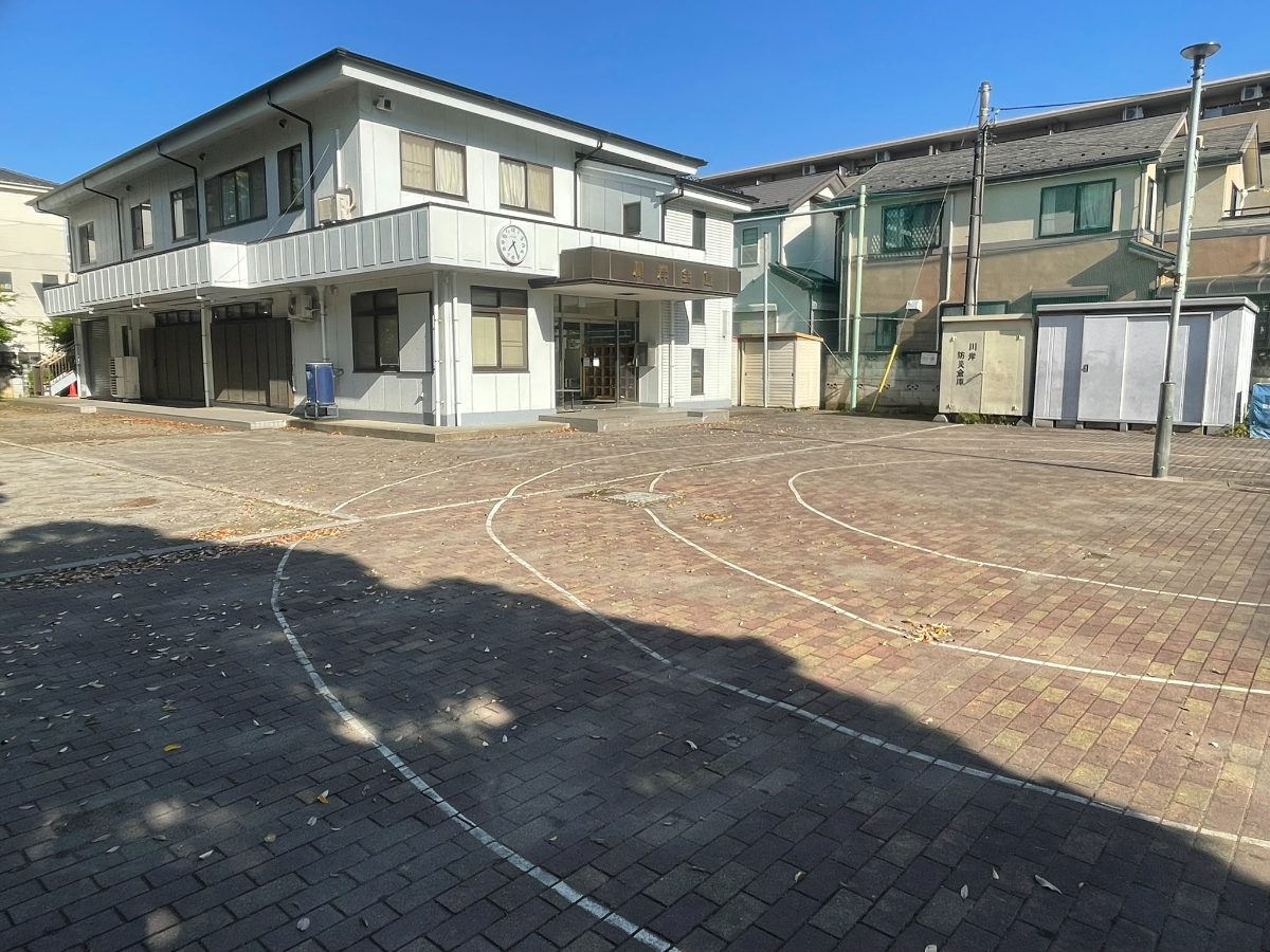 川岸公園 円形のラインのある煉瓦敷き広場と川岸会館