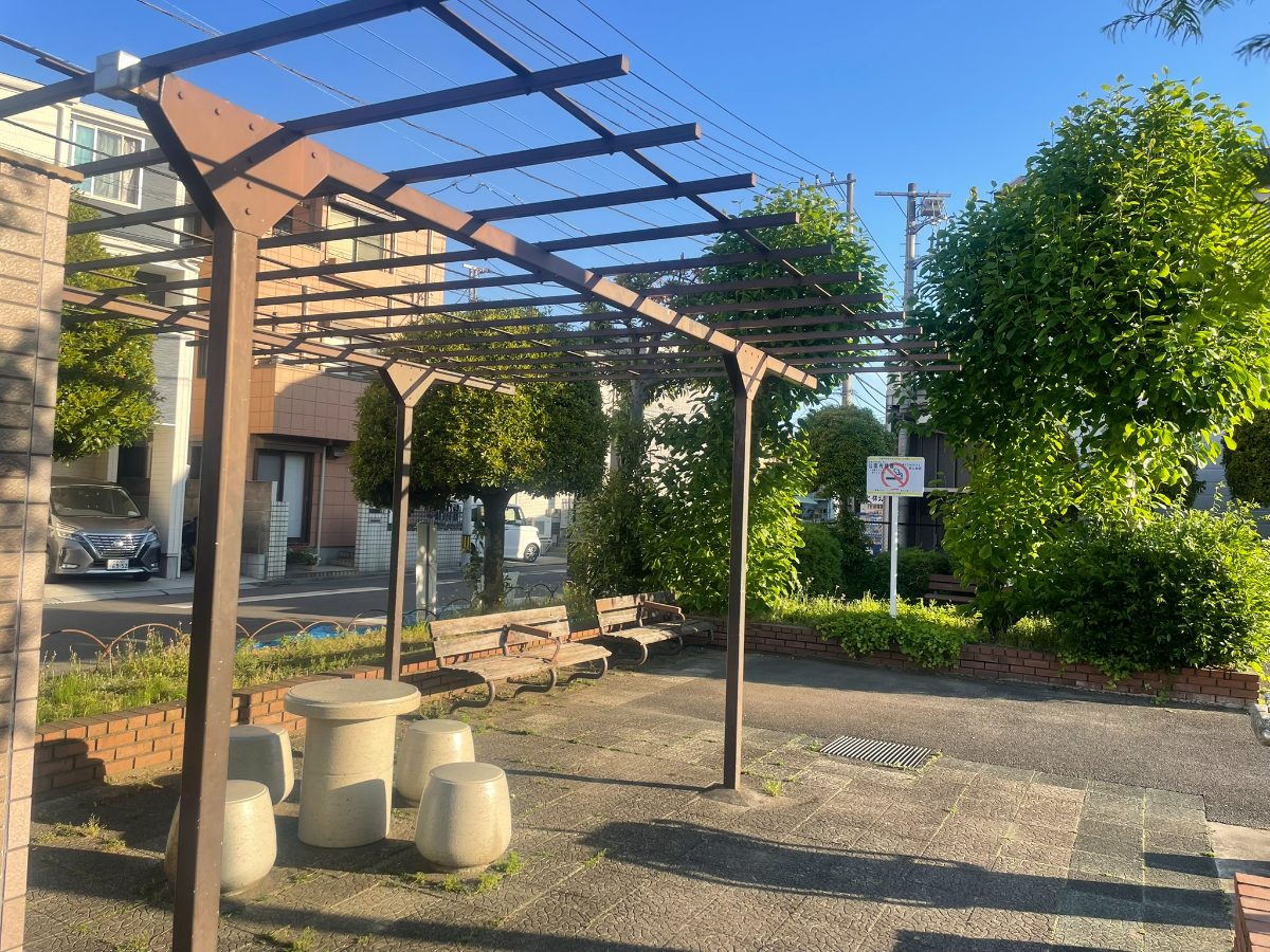 下戸田第二公園の藤棚・石テーブル・ベンチの休憩スペース