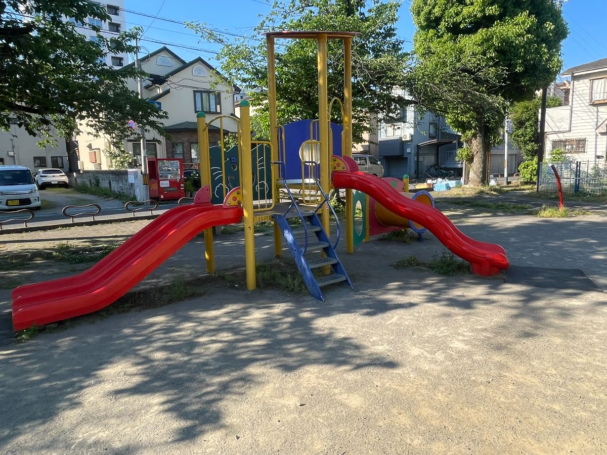 後谷第一公園のメイン遊具。2本のすべり台を備えた大型複合遊具と青空