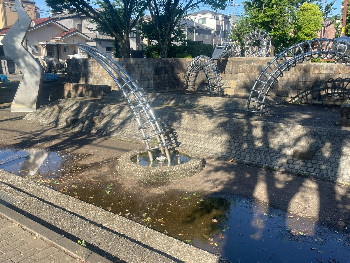 リング状金属オブジェが並ぶ噴水広場