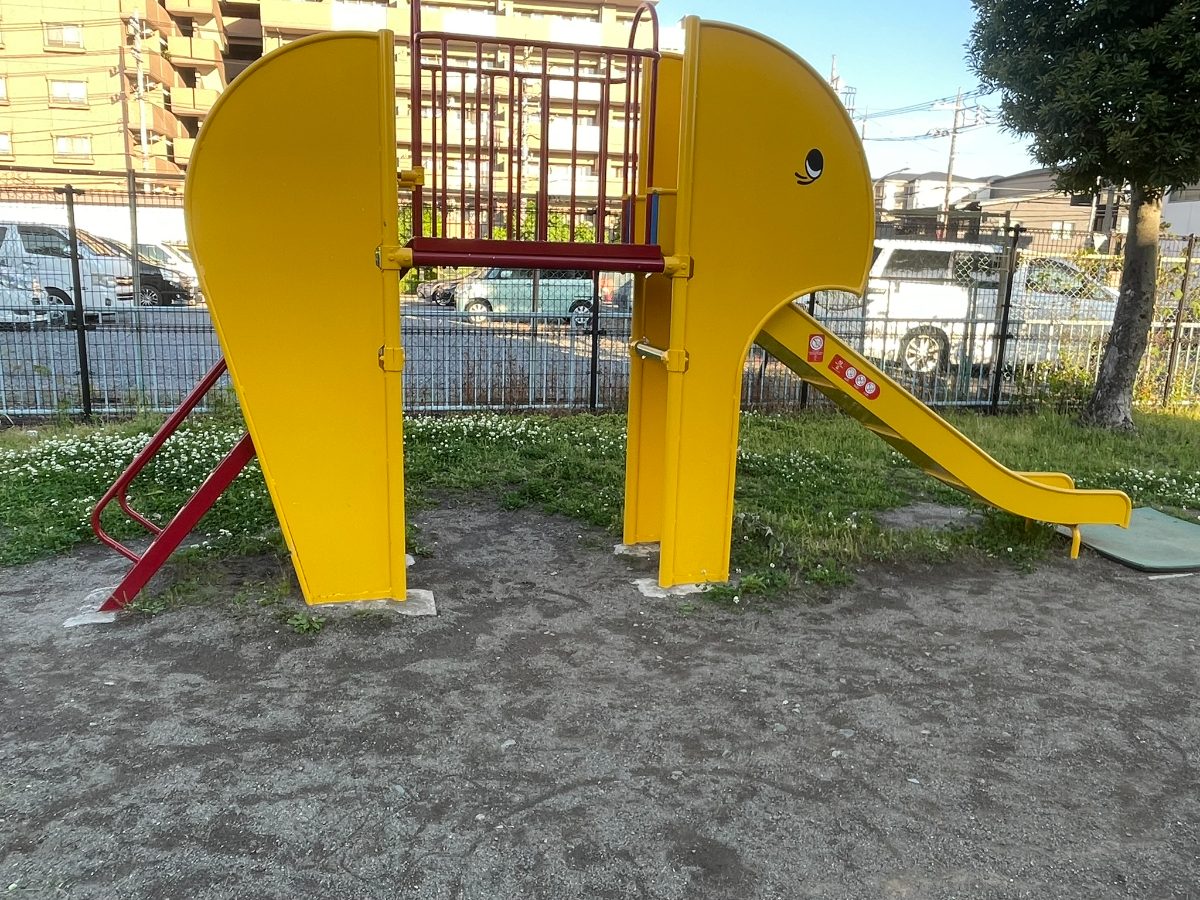 中町2丁目児童遊園地の砂場。緑の枠で囲まれた広い砂場